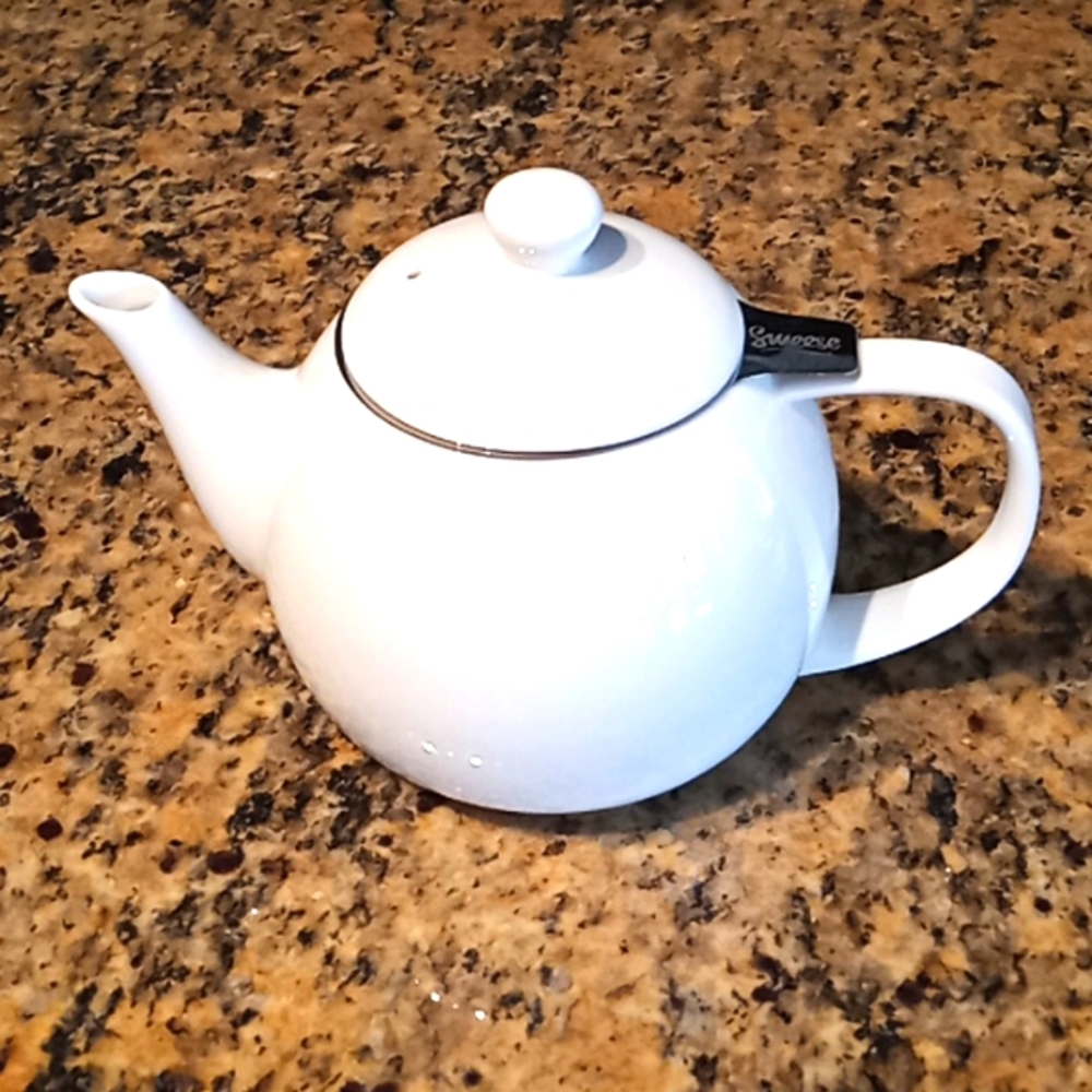 SWEESE Porcelain Tea Pot With Stainless Steel Infuser. 27 oz. Flawless Condition